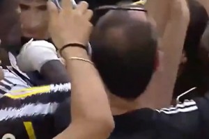 尤文传统环节！家族赛抢球衣