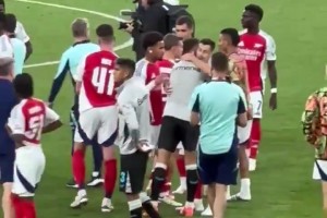 枪手vs药厂赛后，阿森纳球员纷纷与老队长扎卡拥抱寒暄