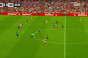 前阿森纳球员助攻前勒沃库森球员，帮助阿森纳攻破勒沃库森球门