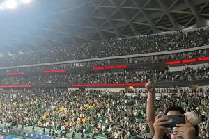 绝杀后，兴奋的国安球迷在工体高喊：干X申花