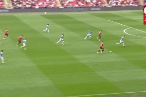 加纳乔内切晃过三人后低射破门！曼联1-0领先曼城