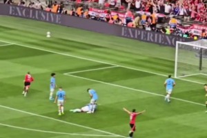 超级迷弟！加纳乔进球后模仿C罗坐广告牌庆祝！