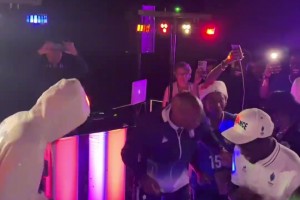 带领法国男足夺奥运银牌，主教练亨利在庆祝派对中跳舞