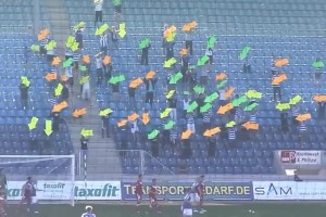 有趣！连续五场比赛没有进球，球迷用霓虹箭头提醒球员进球位置