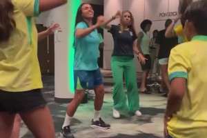 接着奏乐接着舞！巴西女足送别退出国家队的玛塔