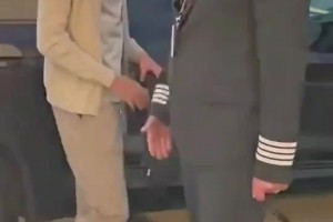 抵达曼彻斯特！德里赫特和马兹拉维将在今天接受体检并签下合同