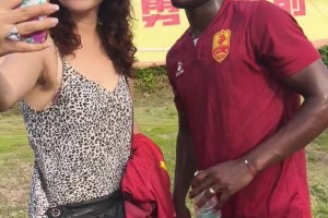 双向奔赴！青岛红狮两名外援阿萨莫阿、姆瓦加受到球迷的热烈追捧