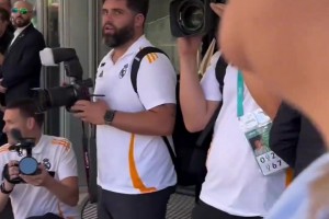 姆巴佩随队抵达酒店，一身酷帅西装引人注目！