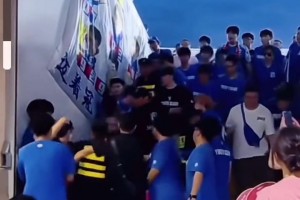 德比在即，申花球迷在明日之星冠军杯比赛中与海港球迷发生冲突