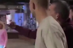 人气爆棚！ 德里赫特在曼彻斯特街头收到球迷欢迎