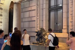 偶遇上海申花阿马杜和特谢拉来外滩逛街了，大家应该都认识吧