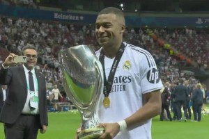 新援首冠！赛后姆巴佩和奖杯合影，随后和恩德里克一起与奖杯合影