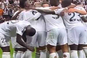 别给拍坏了！吕迪格庆祝时不停拍姆巴佩，从头拍到腿…