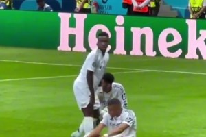 为队友出头！姆巴佩倒地，维尼修斯向裁判投诉为其打抱不平!