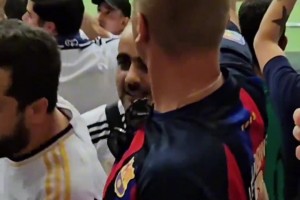 欧超杯决赛！一位巴萨球迷父亲 带着皇马球迷儿子现场观战