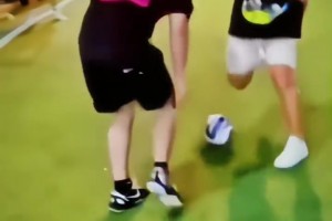 这就是职业！阿奎罗踩球不动，业余球员都抢不下来！