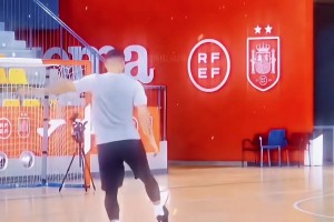 这停球太写意了！克罗斯这脚传球，大部分球员都停不好吧！