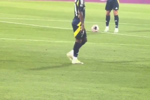 拉胯后防惹怒C罗！C罗对卡斯特罗比手势：和队友说话等于放屁