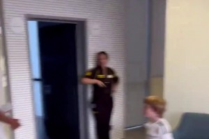 姆巴佩遇上可爱小球迷，打完手就跑