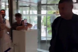 人气火爆！皇马全队抵达酒店，姆巴佩为热情的球迷签名