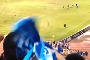 当大连英博客场破冰后，大合唱《莎啦啦》和《大海故乡》