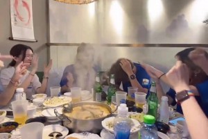 申花球迷的狂欢，30岁阿姨们“调戏”18岁小帅哥