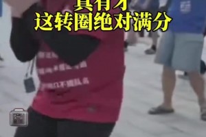 顶级有才哥！申花球迷带着陈叔叔面具模仿拍手转圈圈