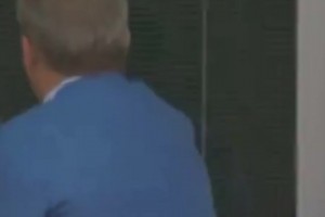 切尔西0-2落后，伯利黑着脸提前退场