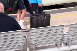 网友：去伦敦看比赛 居然和曼城同一班火车