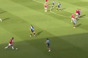 英格兰第三级别联赛球队雷克瑟姆球员上演神仙配合！