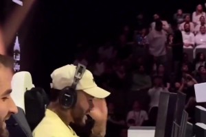 内马尔妥妥的人生赢家！ 傍晚足球训练，晚上参加沙特电竞比赛！