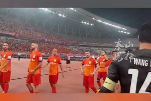 王大雷招呼全队和球迷合影，赛后谢场这一幕久违了