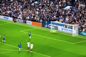 恩昆库进球后再现吹气球庆祝，原来气球藏在护腿板里