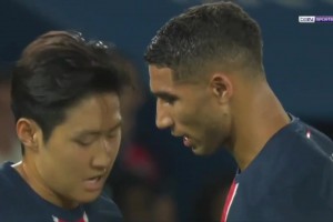 李刚仁和阿什拉夫争抢主罚任意球，后者打飞后李刚仁一脸无奈