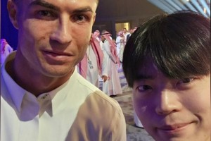 韩国电竞选手和C罗合影遭韩网友嘲讽：C罗就是沙特的吉祥物！