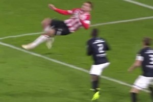 德容做先锋！吕克-德容为埃因霍温打入的潇洒倒钩