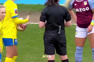 不惯着你！女足莱曼遭到对手恶意拼抢，反手一脚闷在对方身上