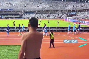 尴尬！深圳新鹏城球迷训话，球员没听完就走了