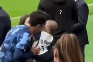看！这个韩国球迷专挑小孩儿下手！