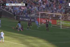 迈阿密国际被绝平！纽约城角球开出，桑兹头球破门