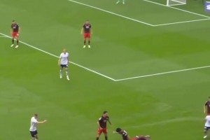 苏牙传承人...英冠赛场惊现咬人事件