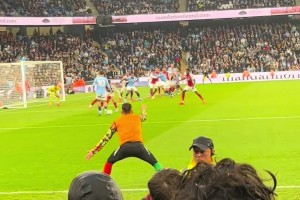 球迷现场实拍曼城绝平阿森纳，哈兰德拿球砸加布里埃尔头部！