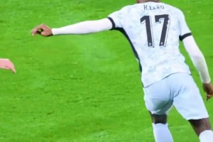 错失绝杀！ C罗补射未果揪了揪门将耳朵