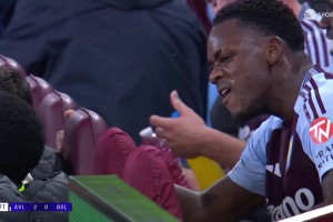 埃梅里换人让球员不爽！维拉前锋杜兰下场后很生气，怒捶座椅