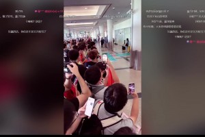 国足落地厦门前，现场球迷震声喊出：中国队，加油！