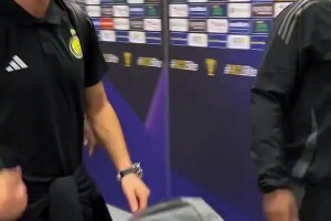 心系皇马！当C罗看到皇马球衣，一定会停下来签名！