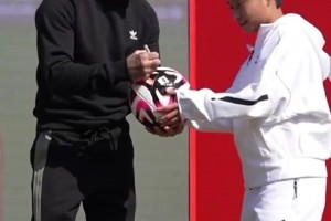 这位曾经和贝克汉姆合影的小孩如今已是中国女足的核心
