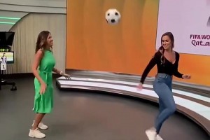 天生的好球感！巴西电视台女主持人直播间秀脚法