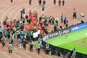 国内体育界第一大流量❗️国足赛后被一群媒体记者包围
