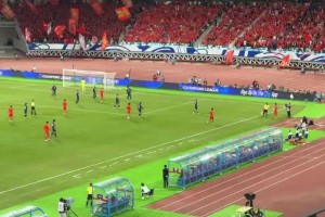 本场比赛第一脚射门来自国足！现场球迷实拍韦世豪射门偏出